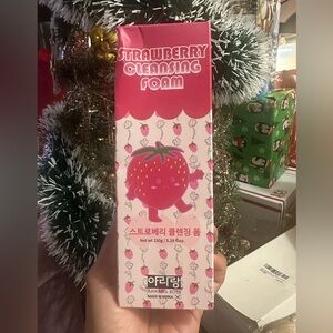 KOREAN BEAUTY Arirang Bliss Strawberry Cleansing Foam - Pink
